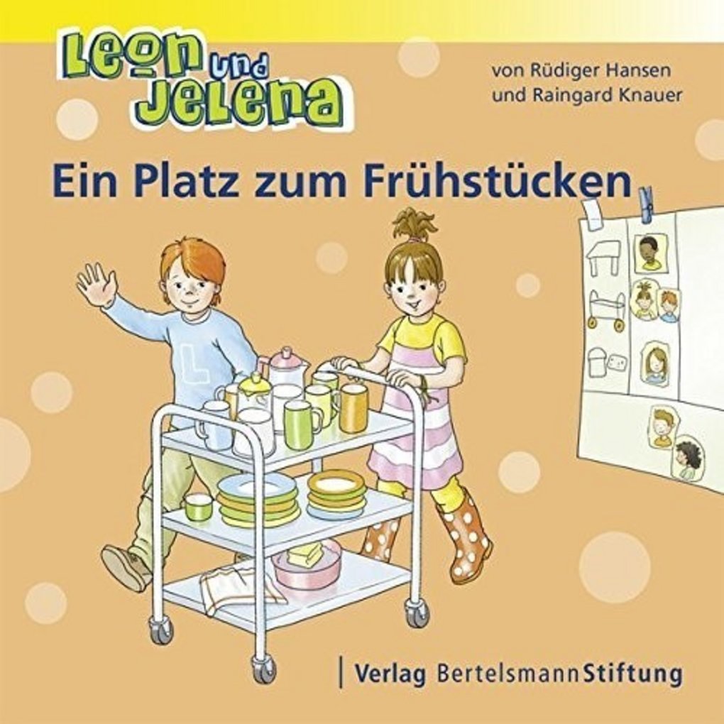 Zwei Kinder schieben einen Servierwagen mit Geschirr.