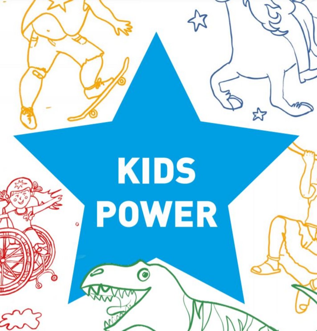Zwei skatende Kinder, eins im Rollstuhl. Ein Dinosaurier und ein Pferd. 