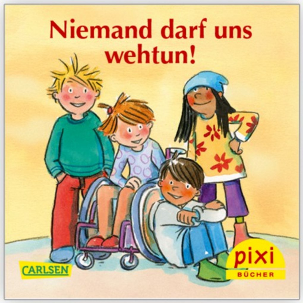 Vier lachende Kinder stehen beieinander. Eins sitzt im Rollstuhl.